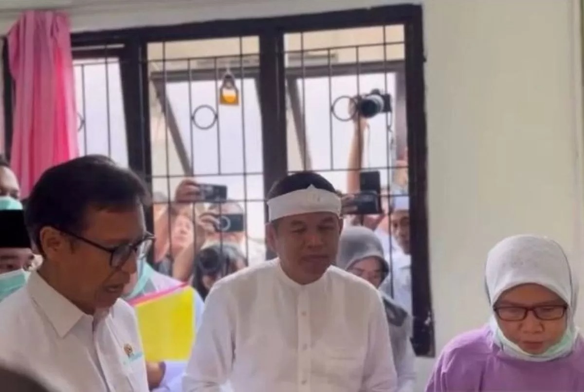Gubernur Jawa Barat Dedi Mulyadi (tengah) dan Menteri Kesehatan Budi Gunadi Sadikin di Puskesmas Sirnajaya.