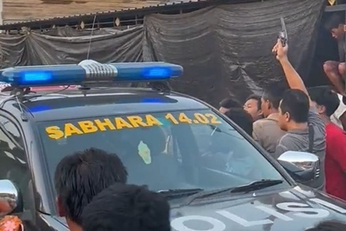 Polisi lepaskan tembakan peringatan untuk menenangkan amukan massa yang memukuli terduga pelaku curanmor di Nganjuk.