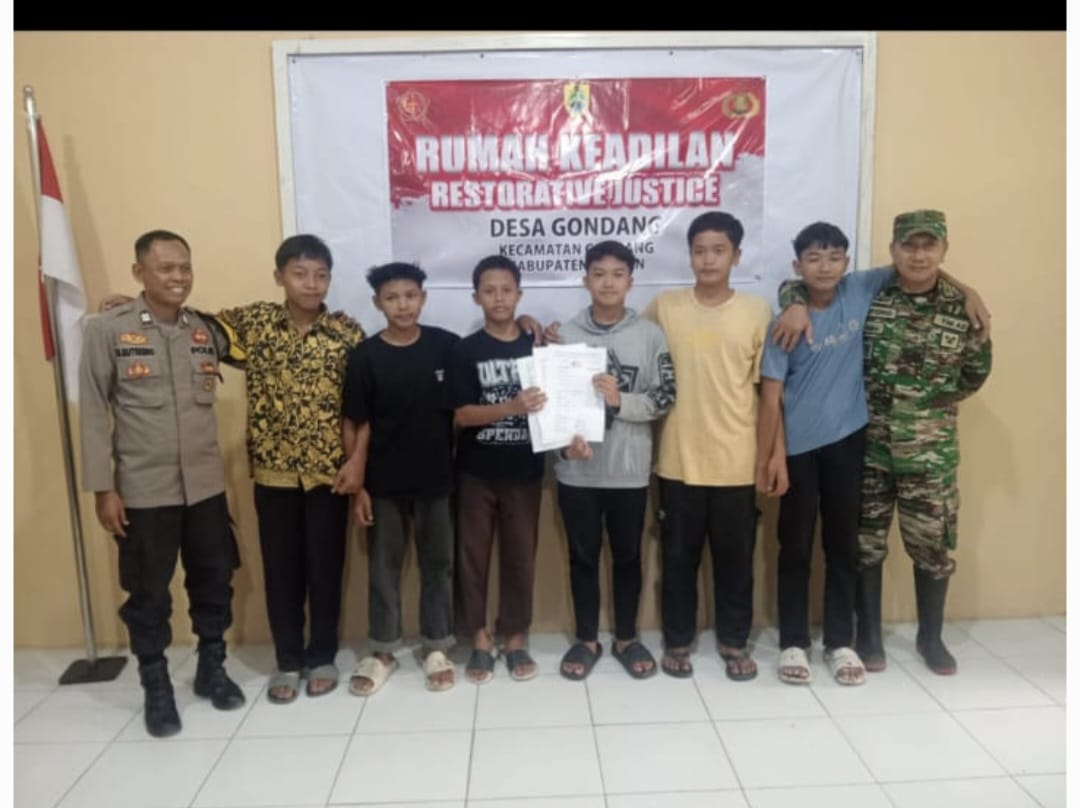 Kakak kelas pelaku pemukulan dan korban berfoto bersama. Kasus pemukulan di SMP 2 Gondang Sragen berakhir damai setelah musyawarah.