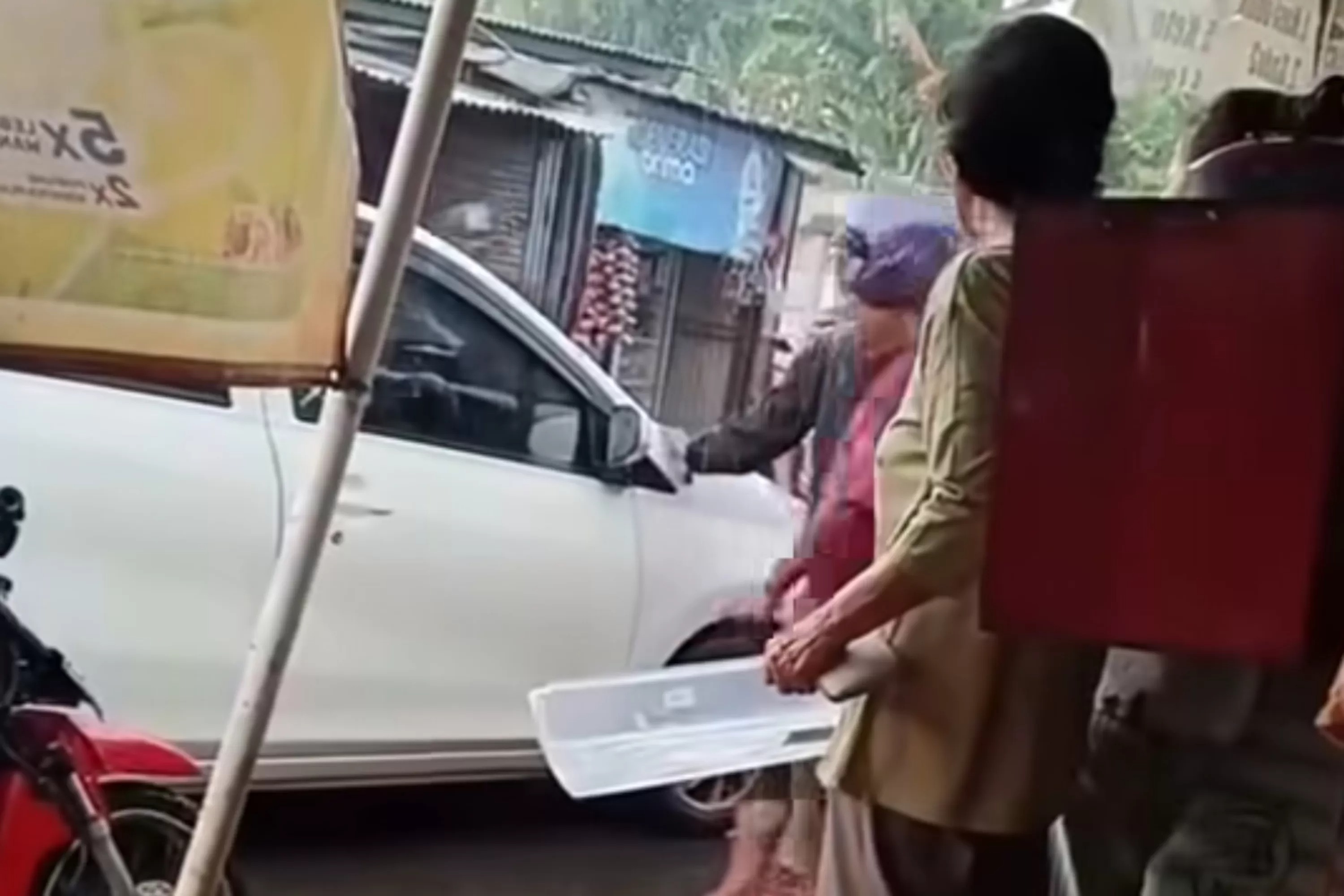 Momen Ibu dan bayinya dipaksa turun dari taksi online di Stasiun Tigaraksa, Videonya viral di media sosial.
