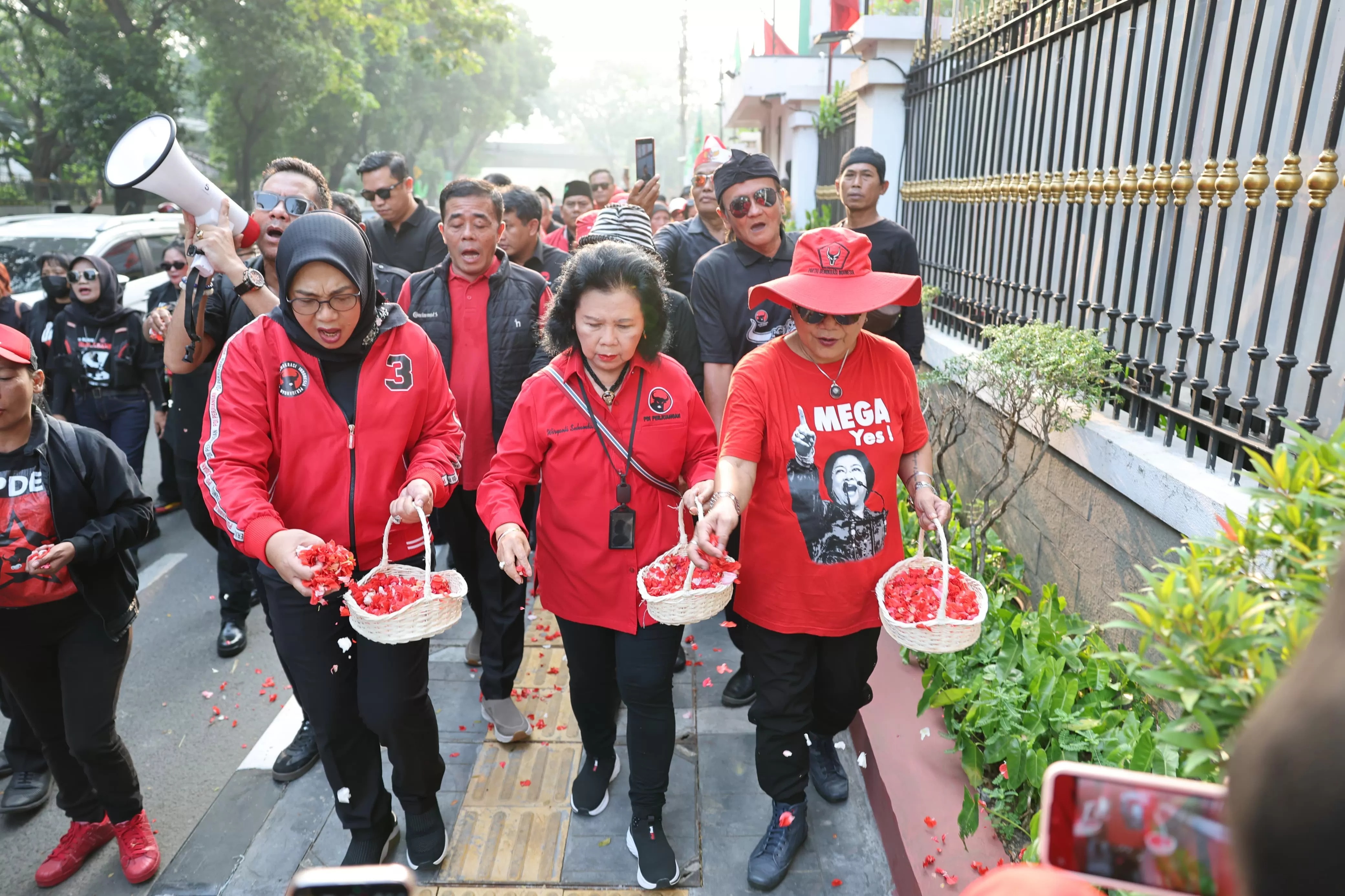 DPP PDIP memperingati peristiwa 27 Juli 1996 atau Kudatuli alias Kerusuhan 27 Juli di halaman kantor DPP PDIP, Jalan Diponegoro, Menteng, Jakarta Pusat, Minggu (27/7/2025).