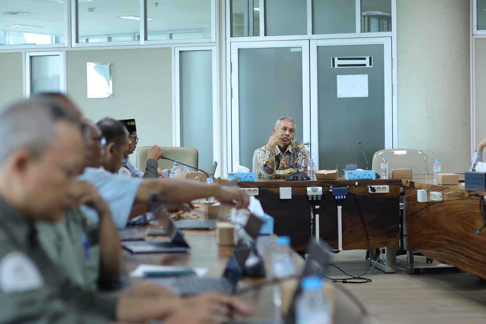 Rektor UMS Prof. Harun Joko Prayitno,  saat memimpin rapat