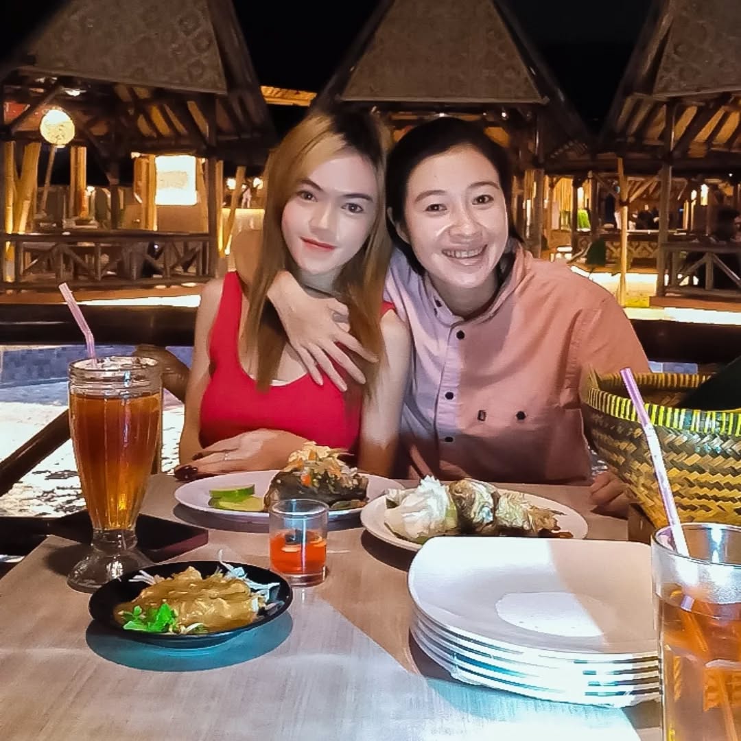 Riri Febriana dan pasangannya.
