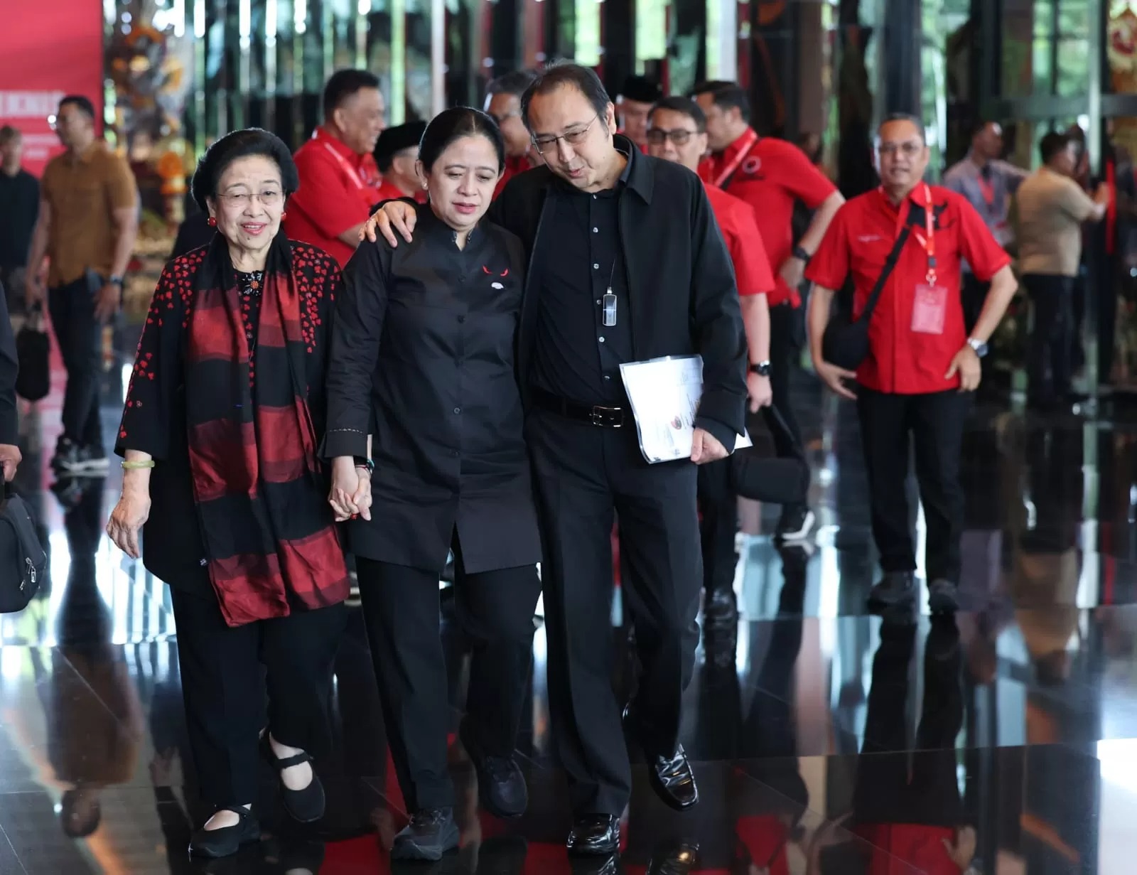 Puan Maharani dan Prananda Prabowo saling merangkul Megawati Soekarnoputri saat menghadiri kegiatan Bimtek Fraksi PDIP se-Indonesia yang digelar di Bali, Rabu (30/7/2025).