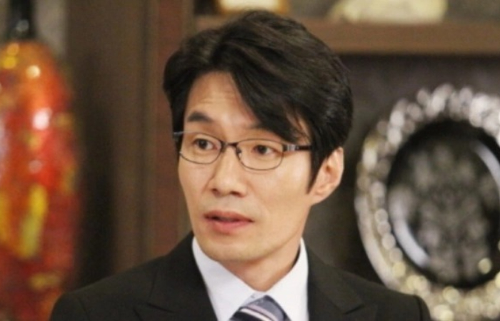 Aktor Korea Song Young Kyu ditemukan meninggal dunia di dalam mobil.