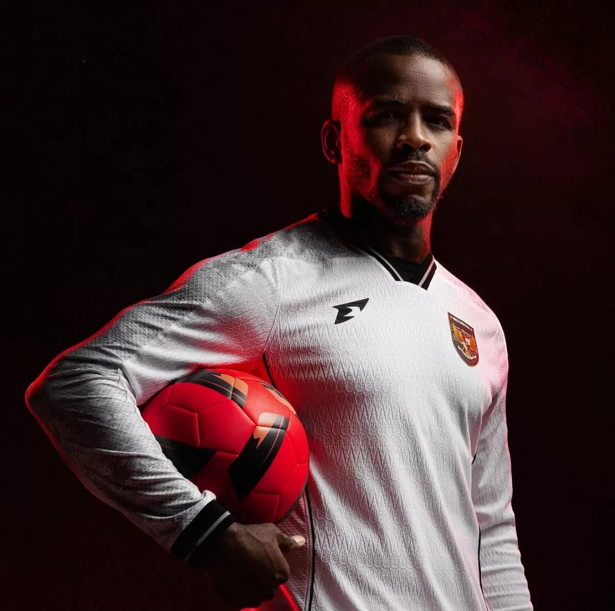 Greg Nwokolo tampil dengan berpakaian jersey timnas dari brand Erspo di unggahan sosial medianya.