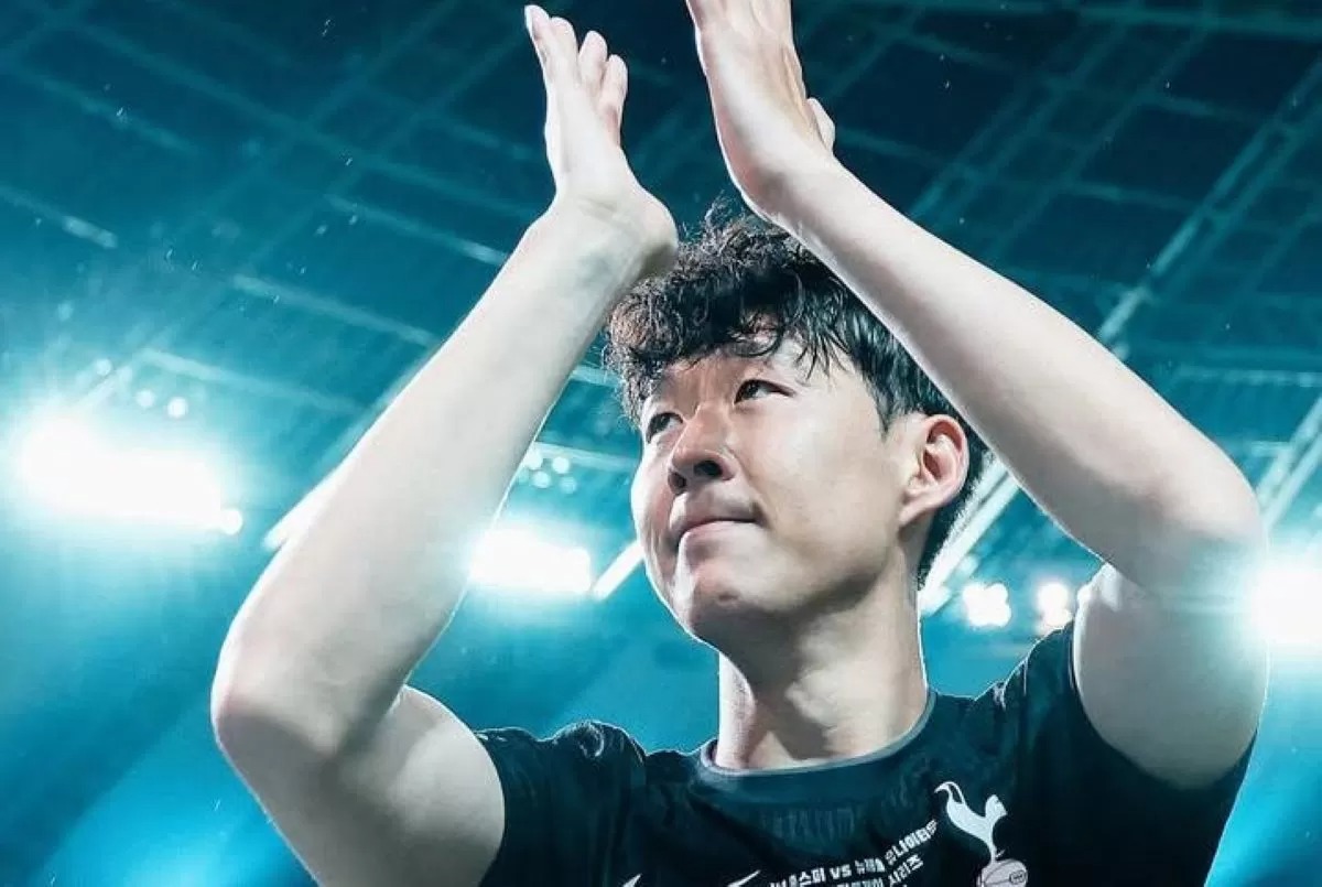 Son Heung-min tak kuasa menahan air mata saat berpamitan dalam laga terakhirnya bersama Tottenham di Seoul.