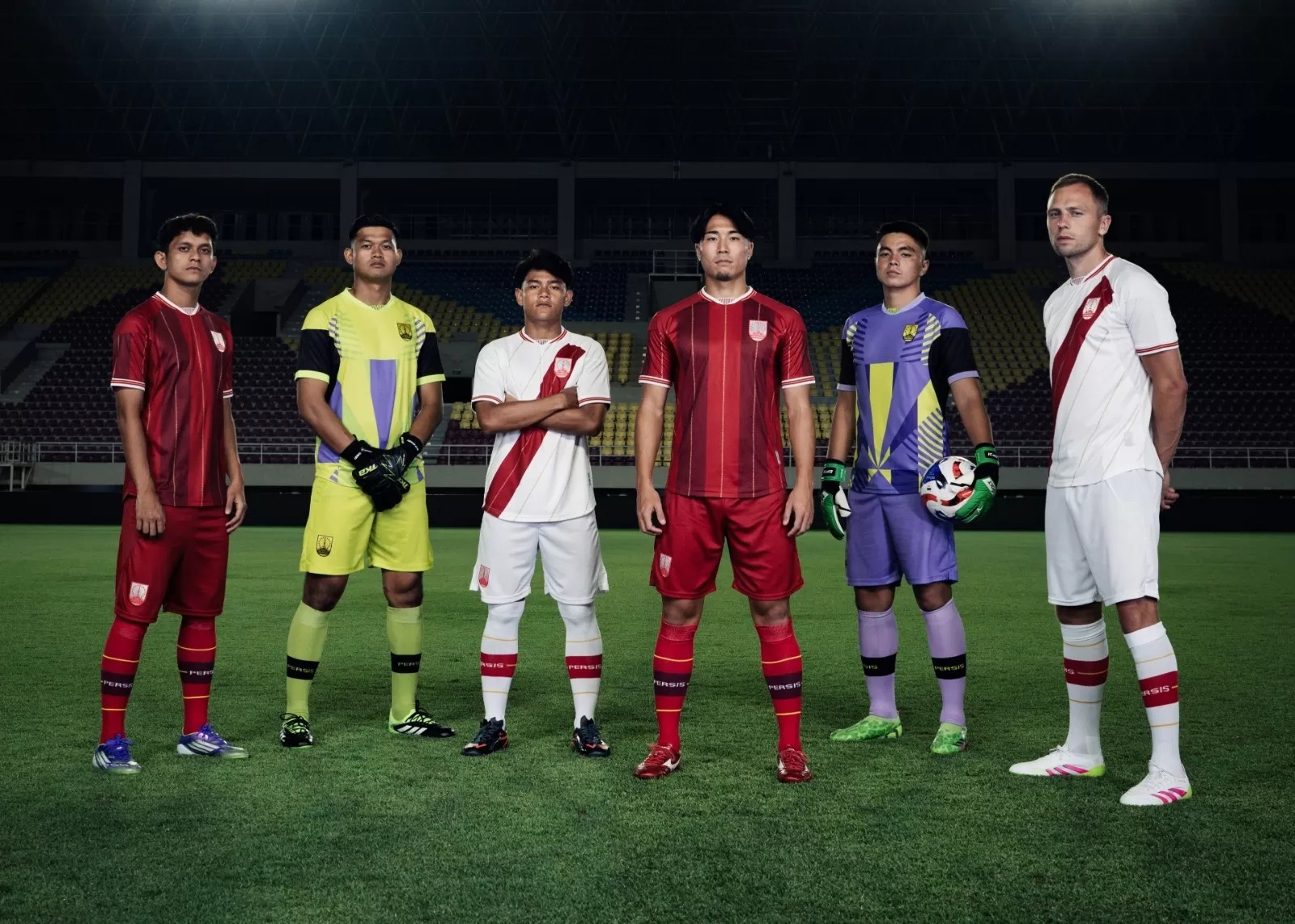 Pemain Persis Solo mengenakan jersey baru yang akan digunakan di Super League 2025/2026.