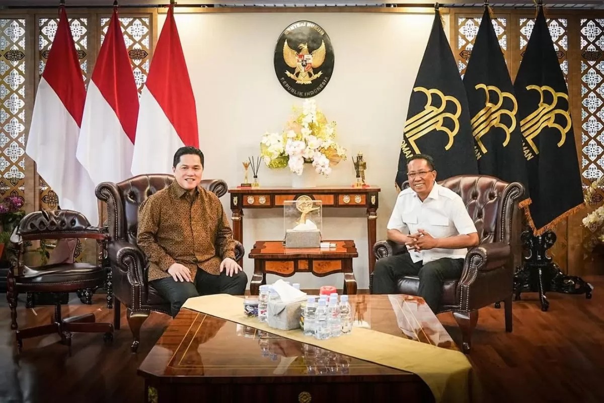 Erick Thohir bertemu dengan Menteri Hukum RI Supratman Andi Agtas bahas naturalisasi pemain Timnas Indonesia.
