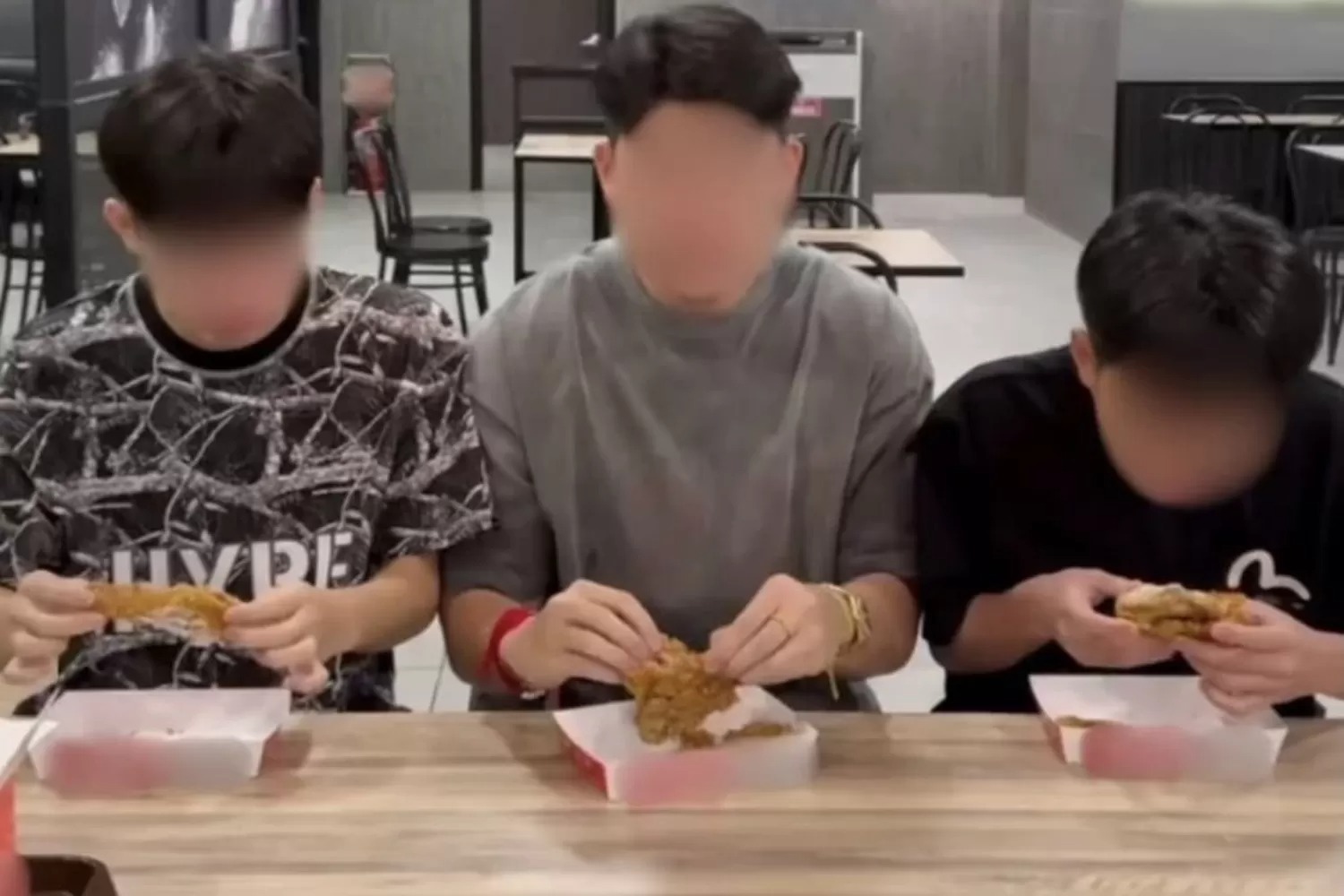 Viral kreator konten di Malaysia nge-prank tunawisma pakai nasi dengan tulang ayam sisa.