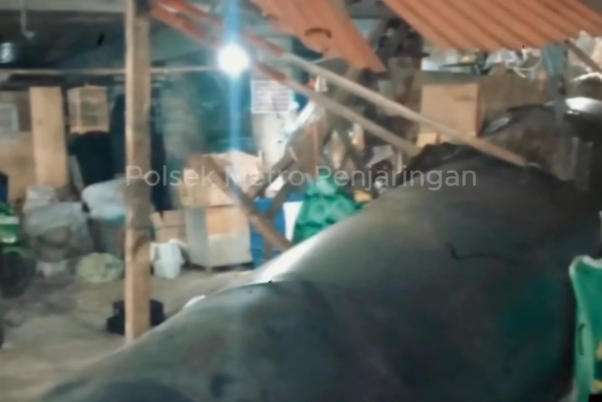 Kondisi pipa besi berukuran besar yang jatuh dari atas Tol Lingkar Luar Tanjung Priok, Jakarta Utara, dan menimpa warung pada Rabu (6/8) malam.
