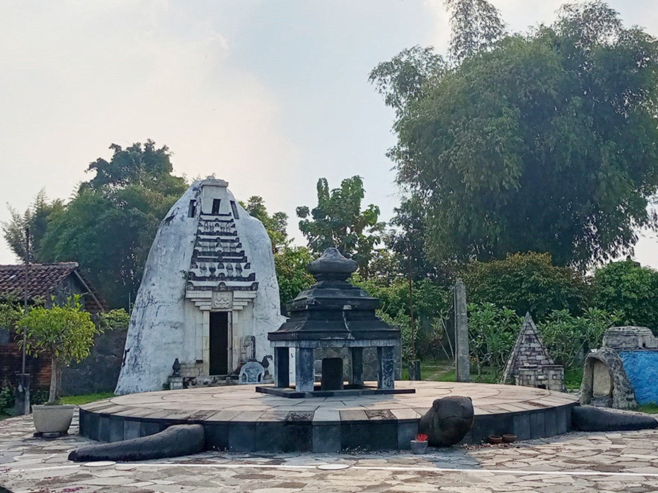 Arca dan miniatur yang berada di Sahasra Adhi Pura, Desa Wirun, Kecamatan Mojolaban, Kabupaten Sukoharjo, Kamis (7/8/2025).