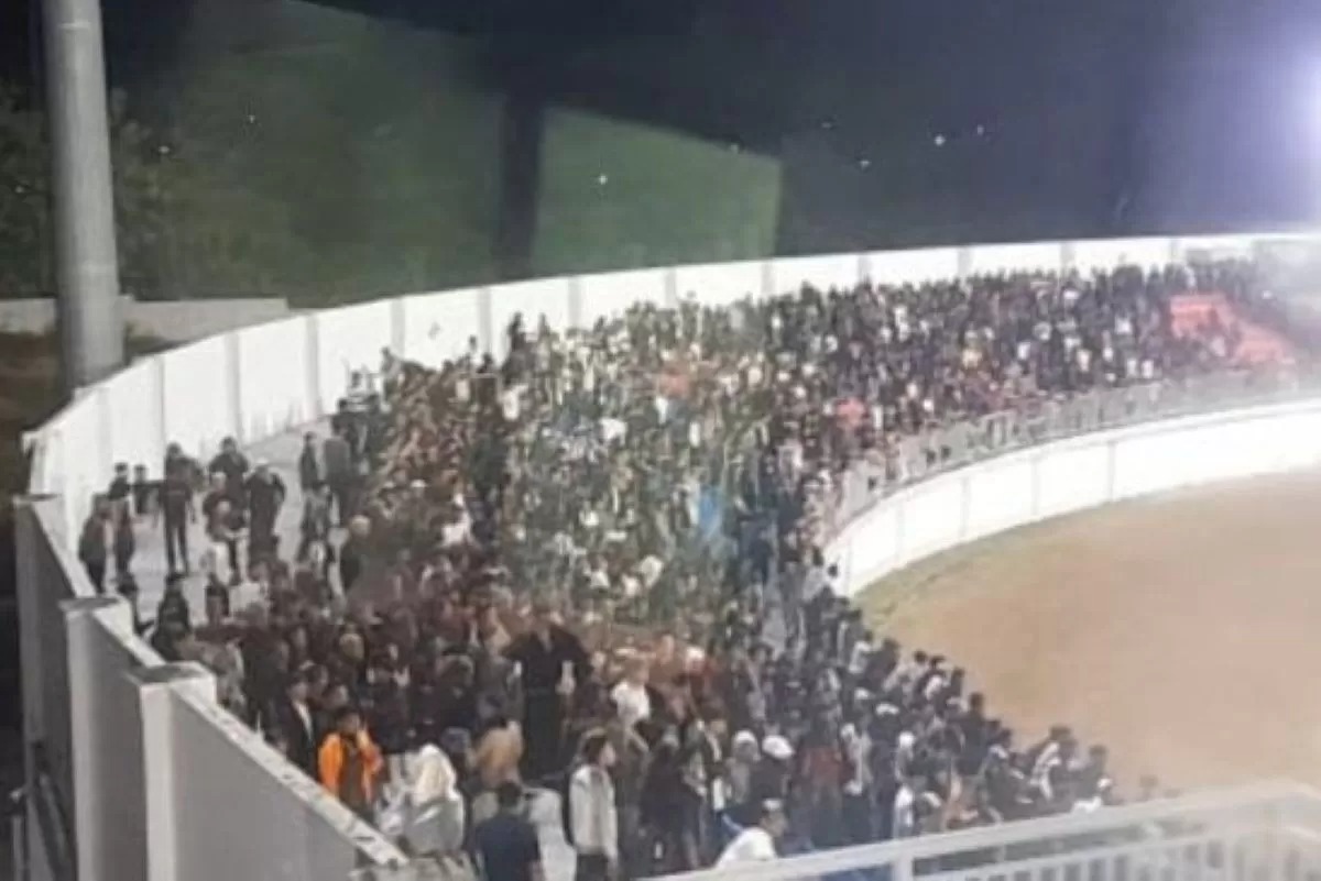 Suporter Persis Solo di Stadion Gelora Madura Ratu Pamelingan, Pamekasan, Sabtu (9/8/2025) malam.