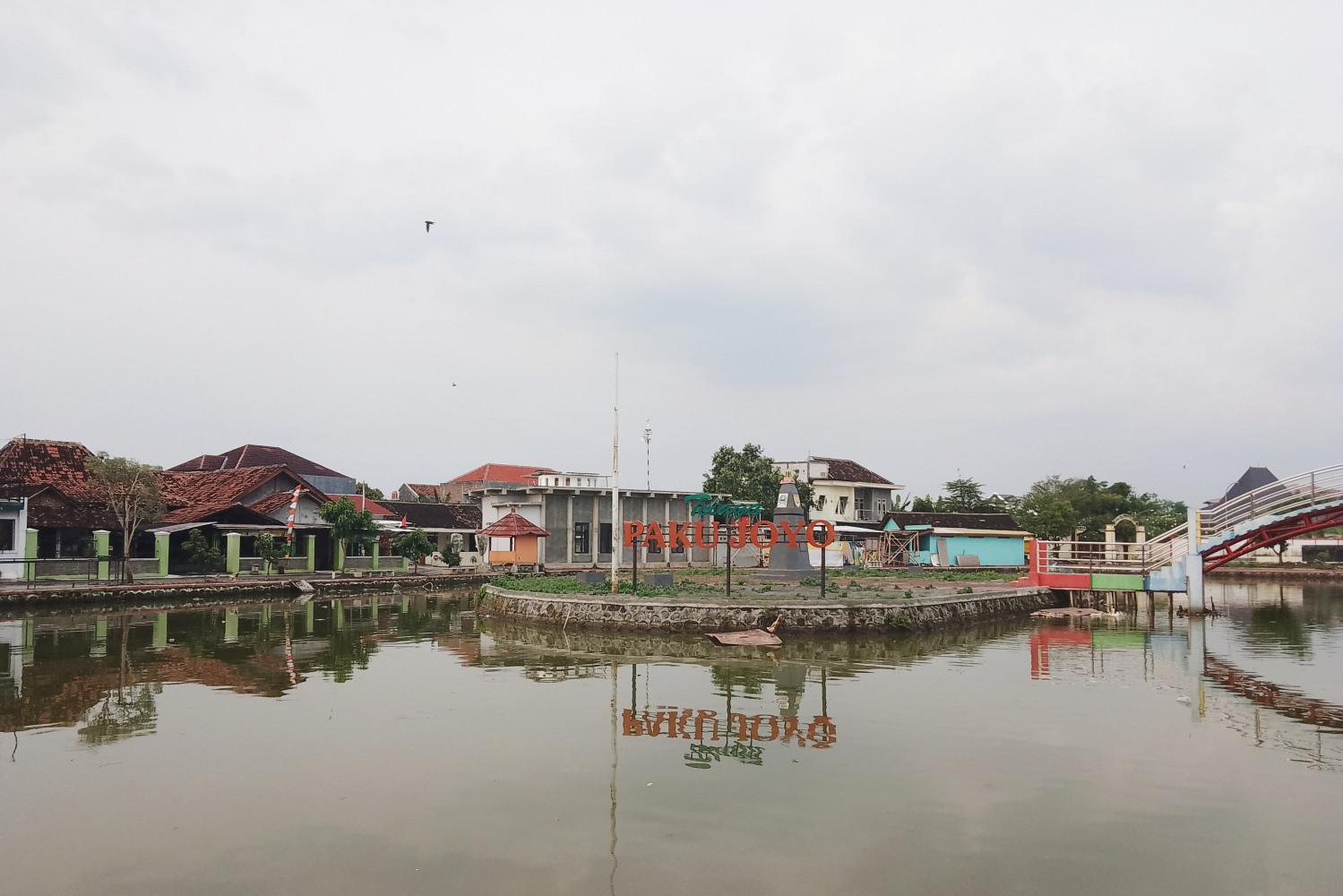 Keadaan Telaga Pakujoyo setelah hujan di sore hari.