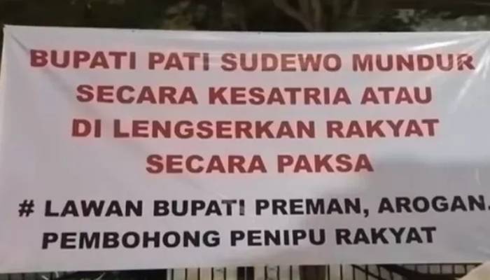 Spanduk dari warga bertuliskan desakan Bupati Pati mundur.