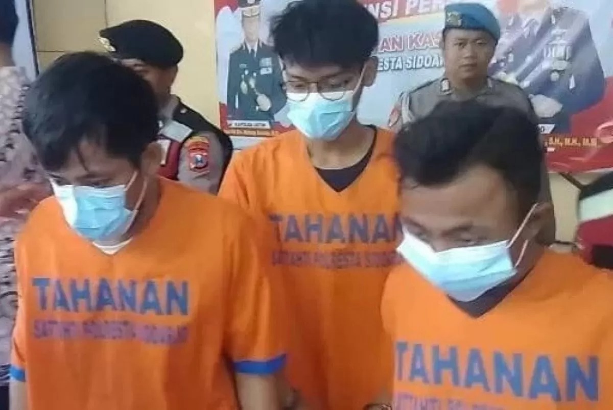 Polisi tangkap tiga pelaku di balik group gay Cowok Manly Sidoarjo.