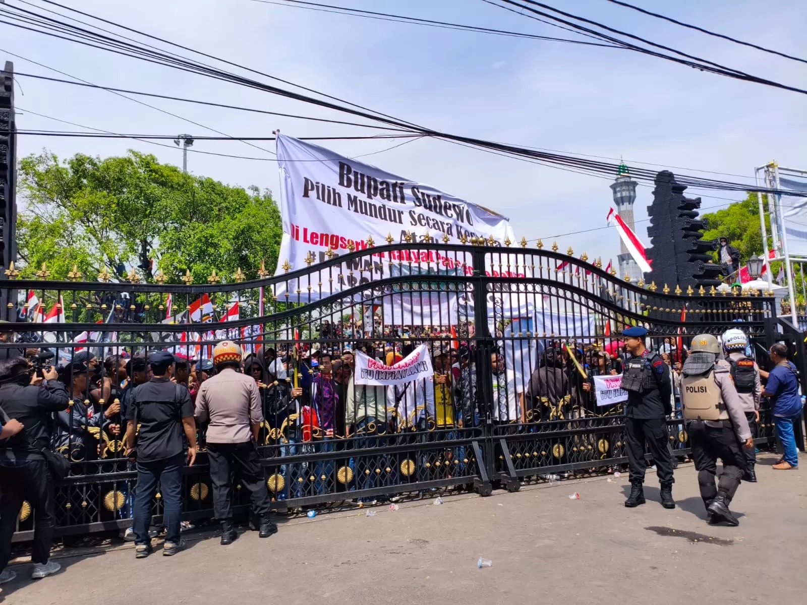 Demo warga Pati pada Rabu 13 Agustus 2025 di depan Kanotr Bupati Pati.