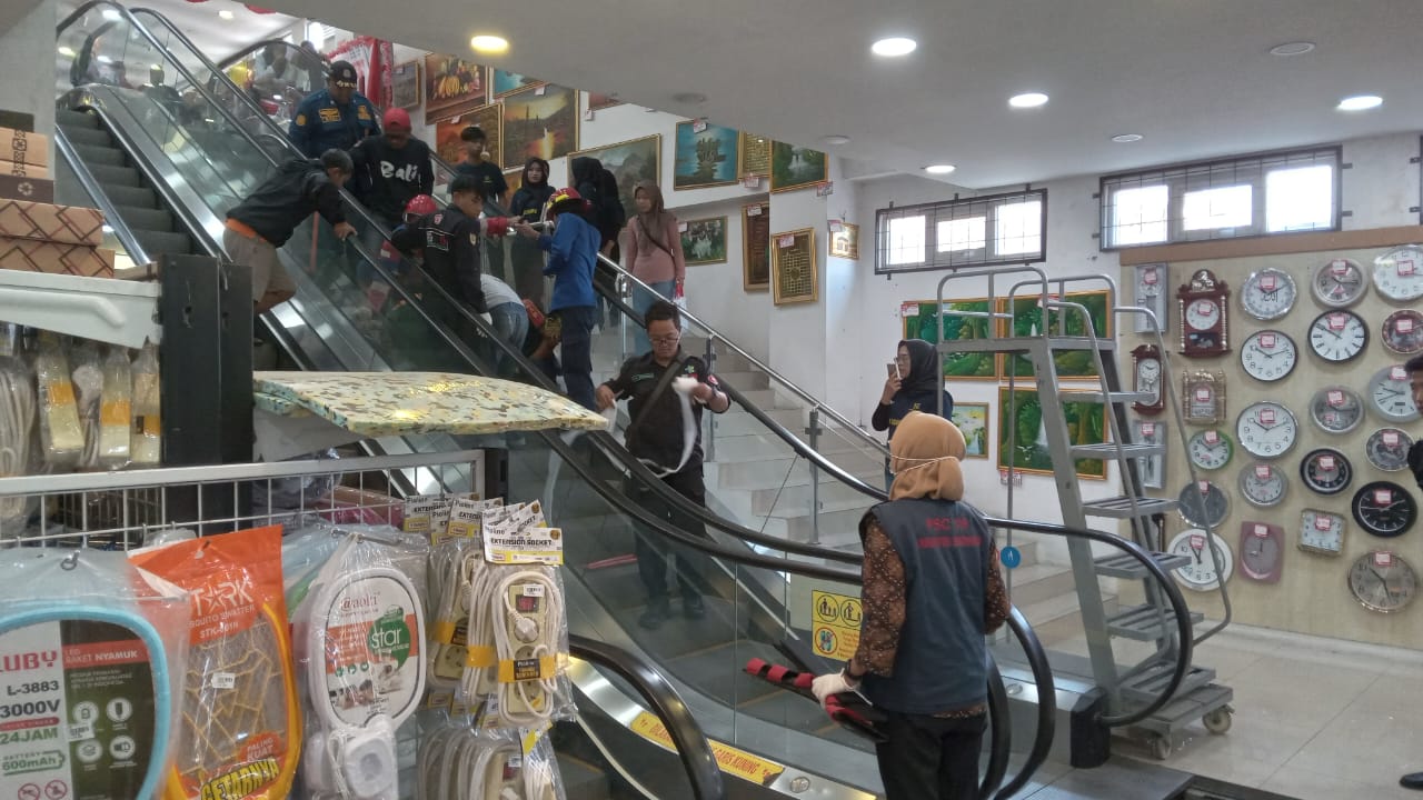 Detik-Detik Dramatis Penyelamatan Balita dari Eskalator Mal Sukoharjo