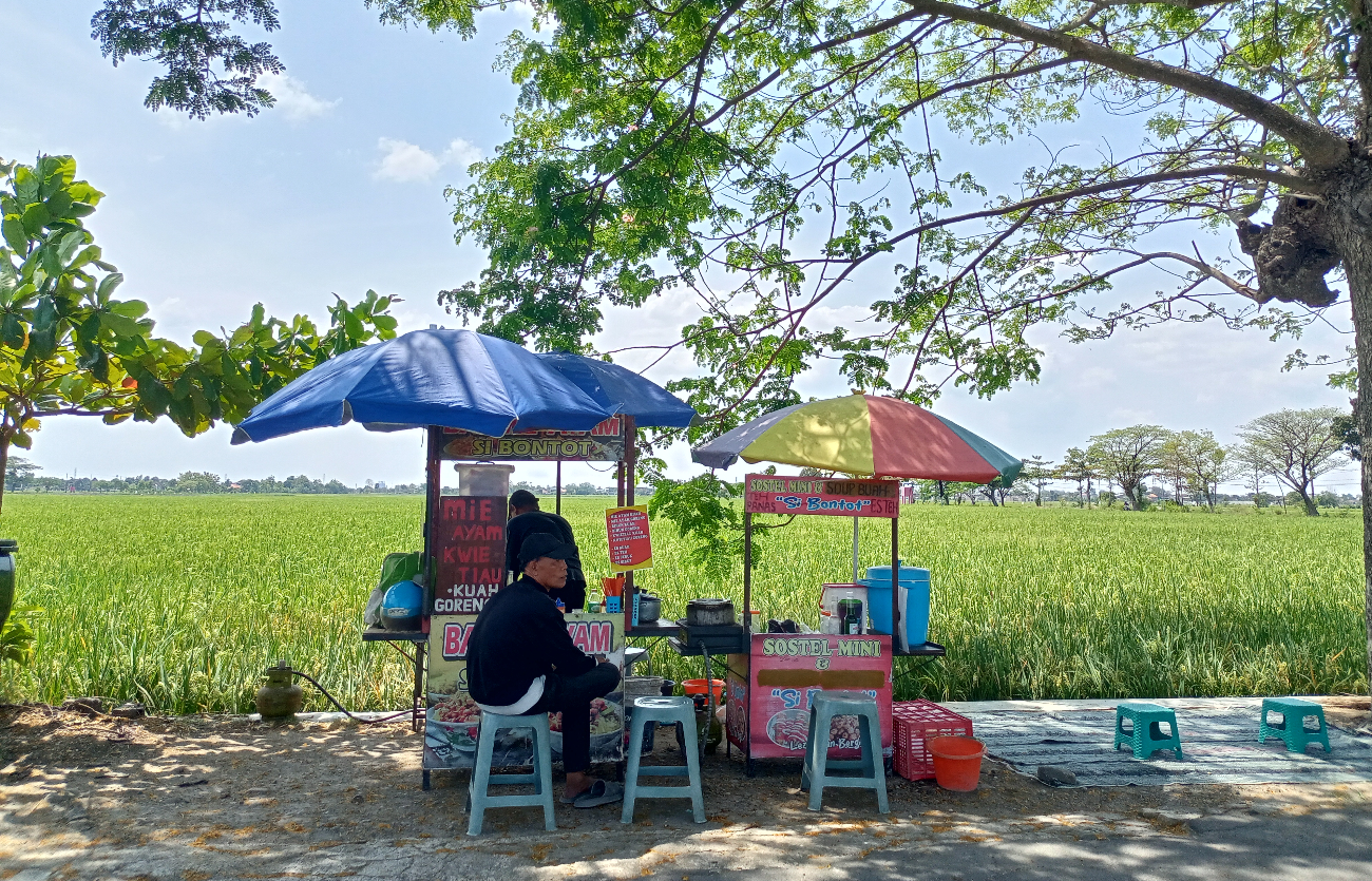 Edi (48) sedang membuat mie ayam pesanan pelanggan, Kamis (14/08/25).