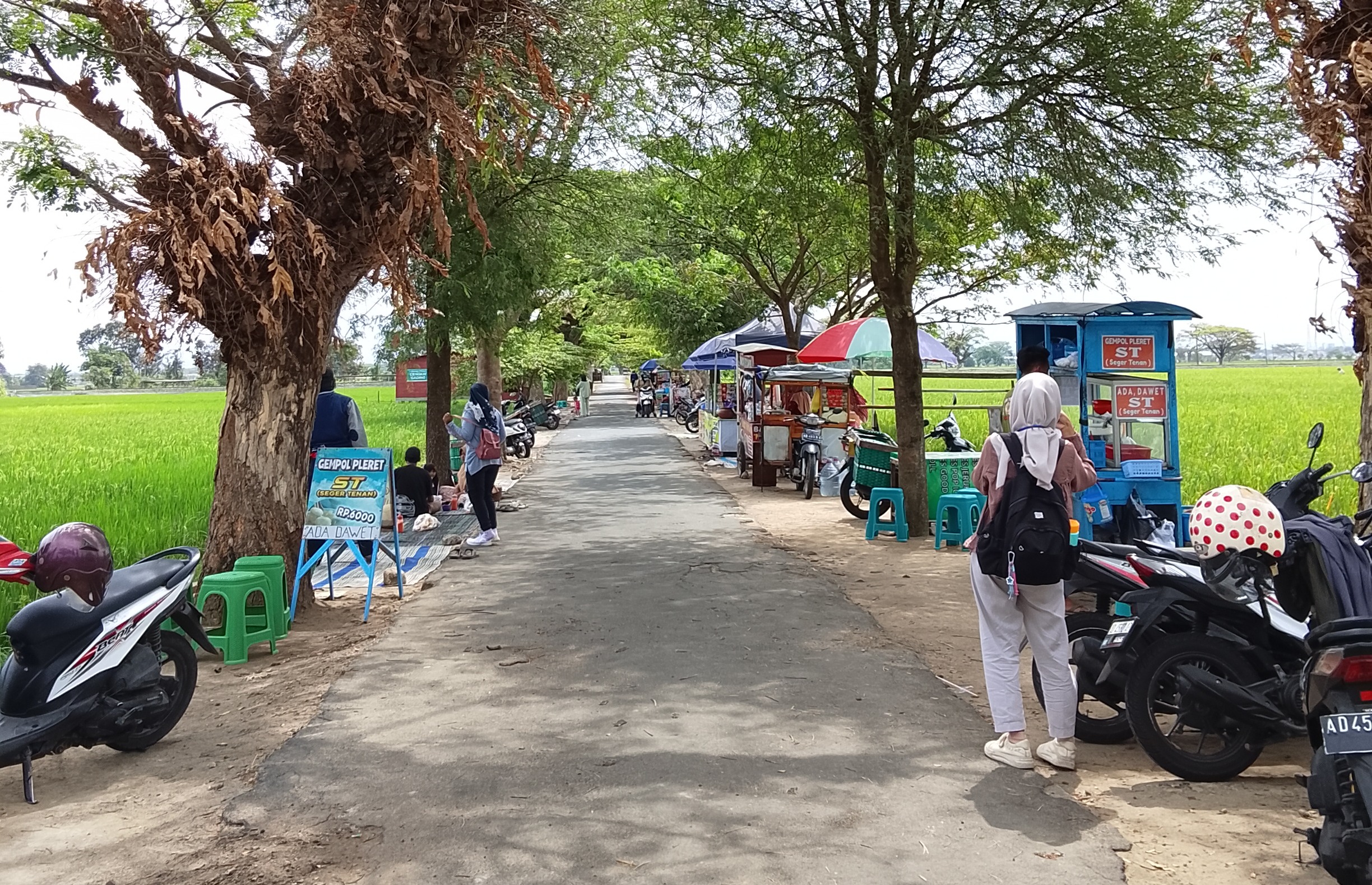 Suasana wisata kuliner tenagh sawah tegalmade yang berada di Desa Tegalmade, Kecamatan Mojolaban, Sukoharjo.