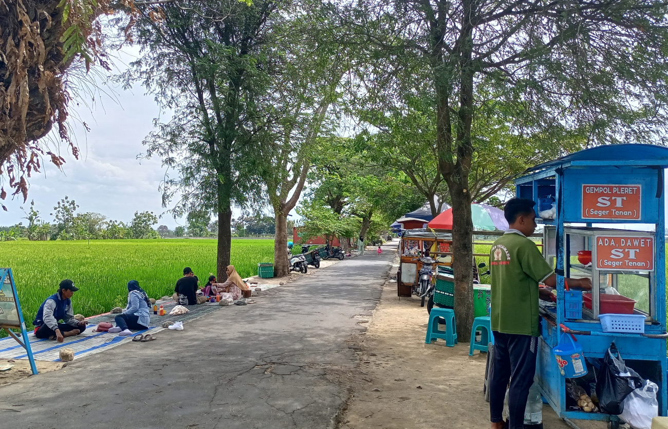 Suasana Wisata Kuliner Murah di Tengah Sawah Desa Tegalmade, Kecamatan Mojolaban, Kabupaten Sukoharjo di siang hari, Kamis (14/08/25).