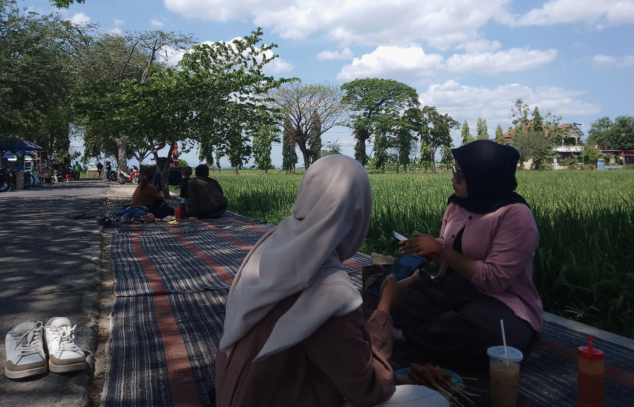 Wisata kuliner tengah sawah di Desa Tegalmade, Mojolaban, Sukoharjo, Kamis (14/8/25)
