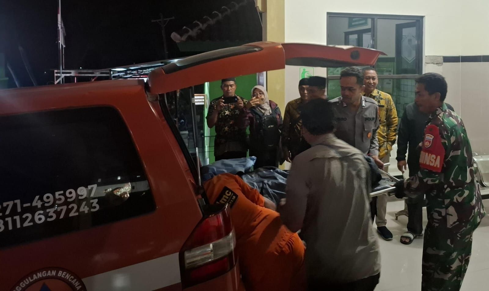Evakuasi jenazah Paul, pendaki asal Magetan, Jawa Timur yang melakukan pendakian melalui jalur Cetho, Sabtu (16/8).