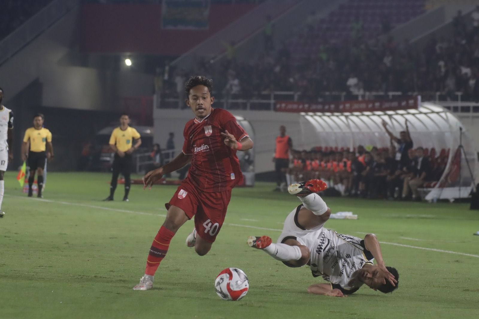 BERJIBAKU: Bek Persija Jakarta Rio Fahmi (kanan) terjatuh usai berebut bola dengan winger Persis Ikhsan Ali Tanamal.