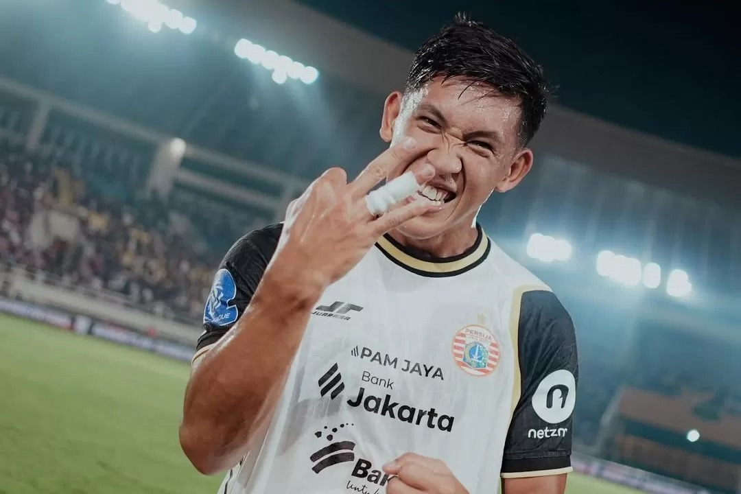 Pemain Persija Jakarta Eksel Runtukahu merayakan kemenangan atas Persis Solo.