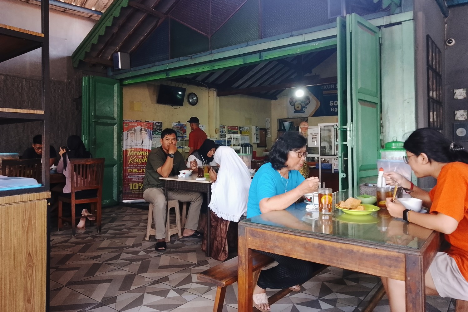 Pelanggan yang sedang menikmati Soto Carikan, Sukoharjo, Sabtu (16/8/25).