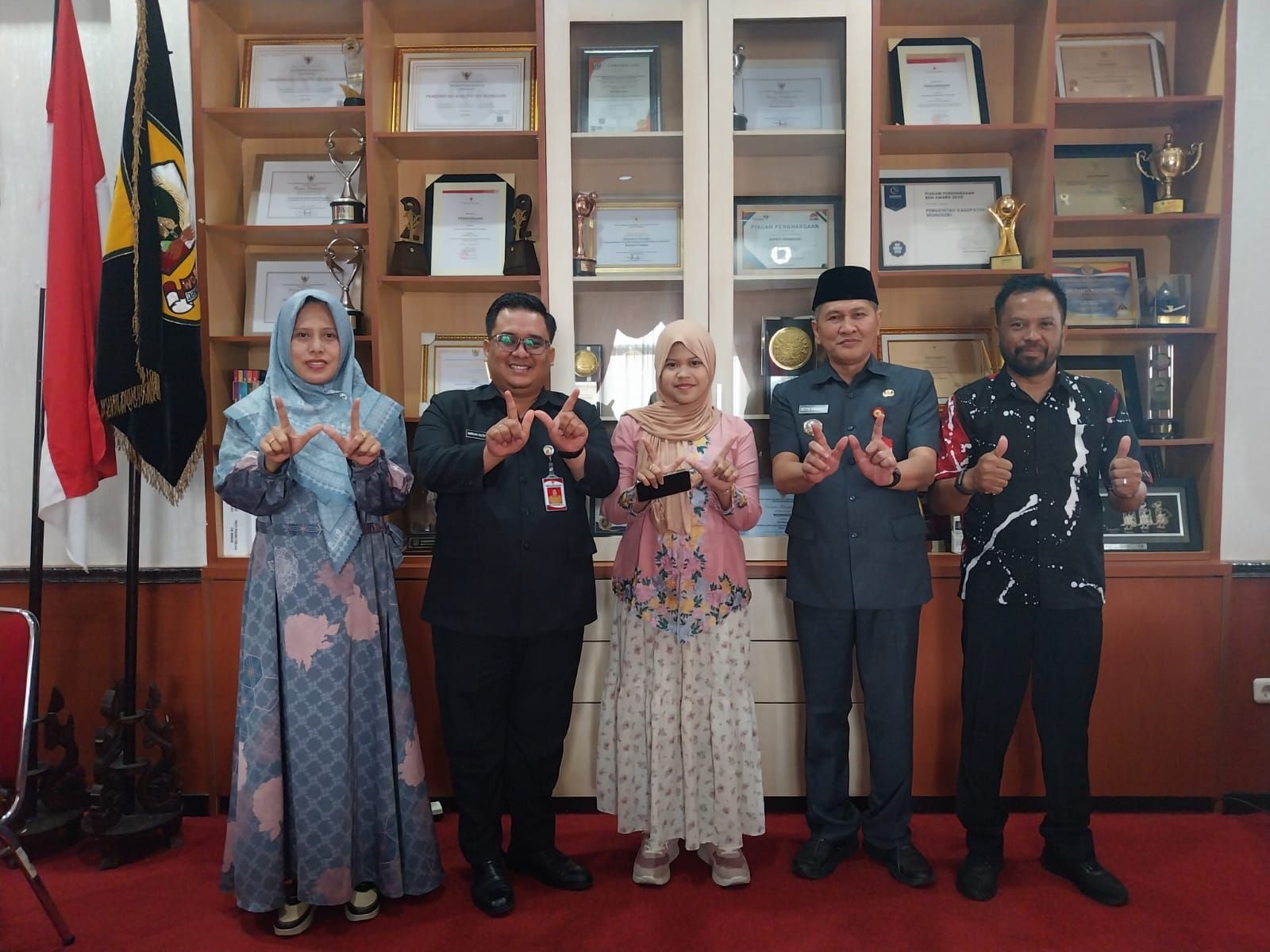 Langit Elora Prahersiwi (tengah) bersama orang tuanya berpamitan kepada Bupati-Wabup Wonogiri Setyo Sukarno-Imron Rizkyarno sebelum berangkat ke Belanda untuk menimba ilmu.