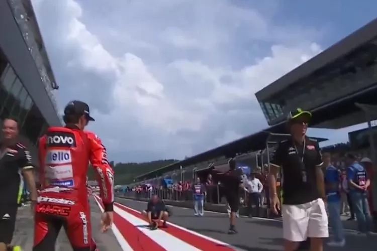 Marc Marquez terlihat tak menyapa Valentino Rossi saat papasan di MotoGP Austria.