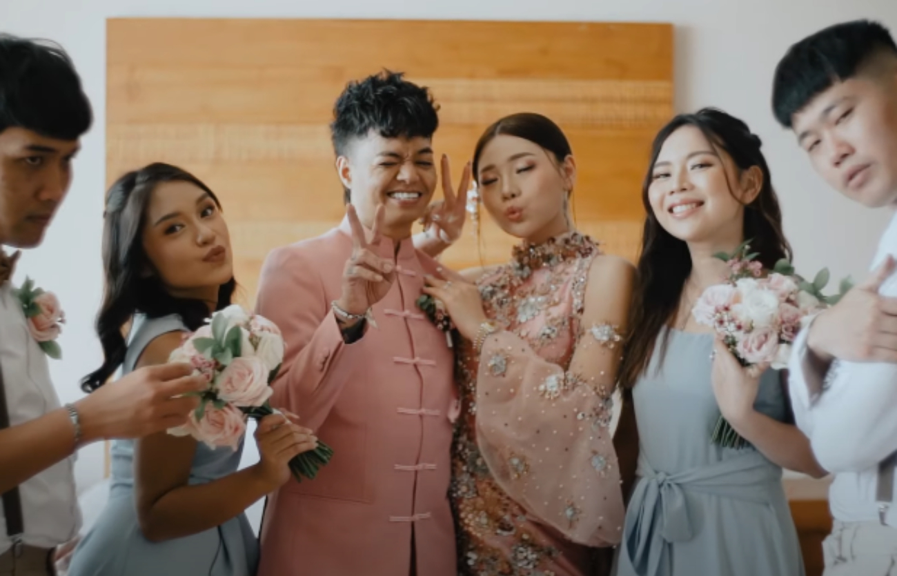 Lula Lahfah saat menjadi bridesmaid di pernikahan Reza Arap - Wendy Walters.