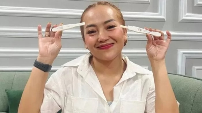 Mpok Alpa saat pamerkan test pack kehamilannya.