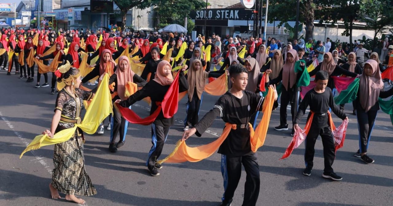 Para pemuda dan pemudi menarikan Tari Karang Tumandang. Tarian ini resmi jadi tarian pembuka Karanganyar, simbol semangat, keberanian, dan gotong royong masyarakat daerah.