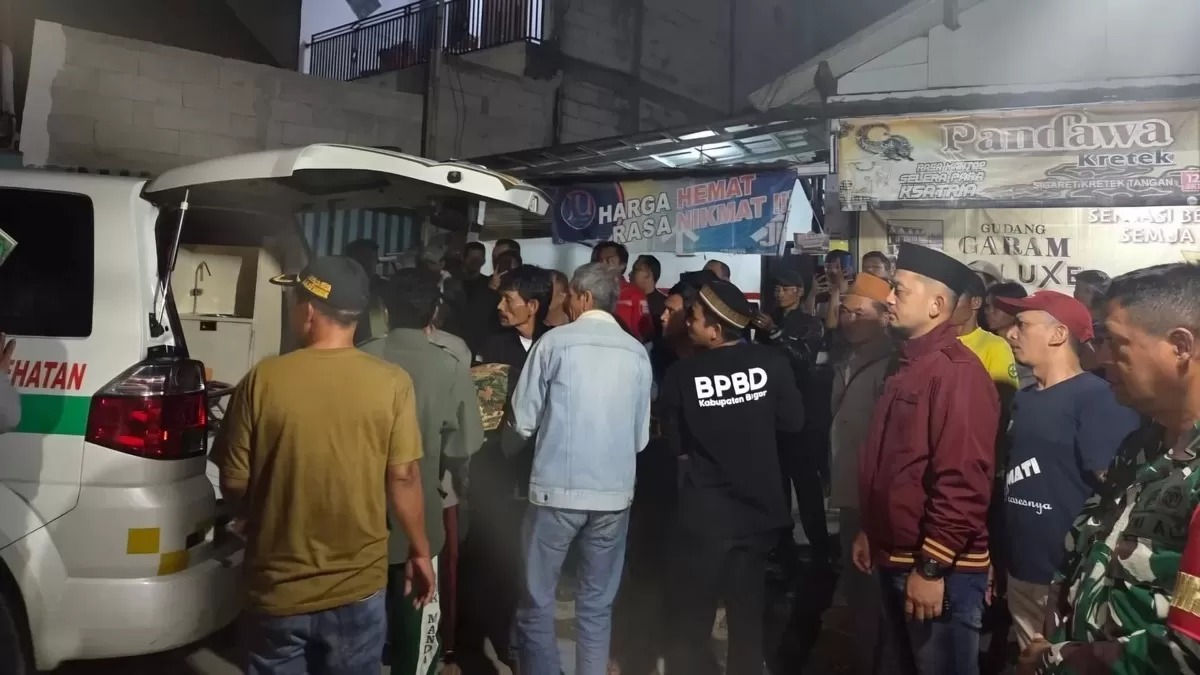 Suasana pemakaman korban bentrok antar warga di Kampung Peuteuy, Desa Kalongsawah, Kecamatan Jasinga, Kabupaten Bogor pada Minggu 17 Agustus 2025.
