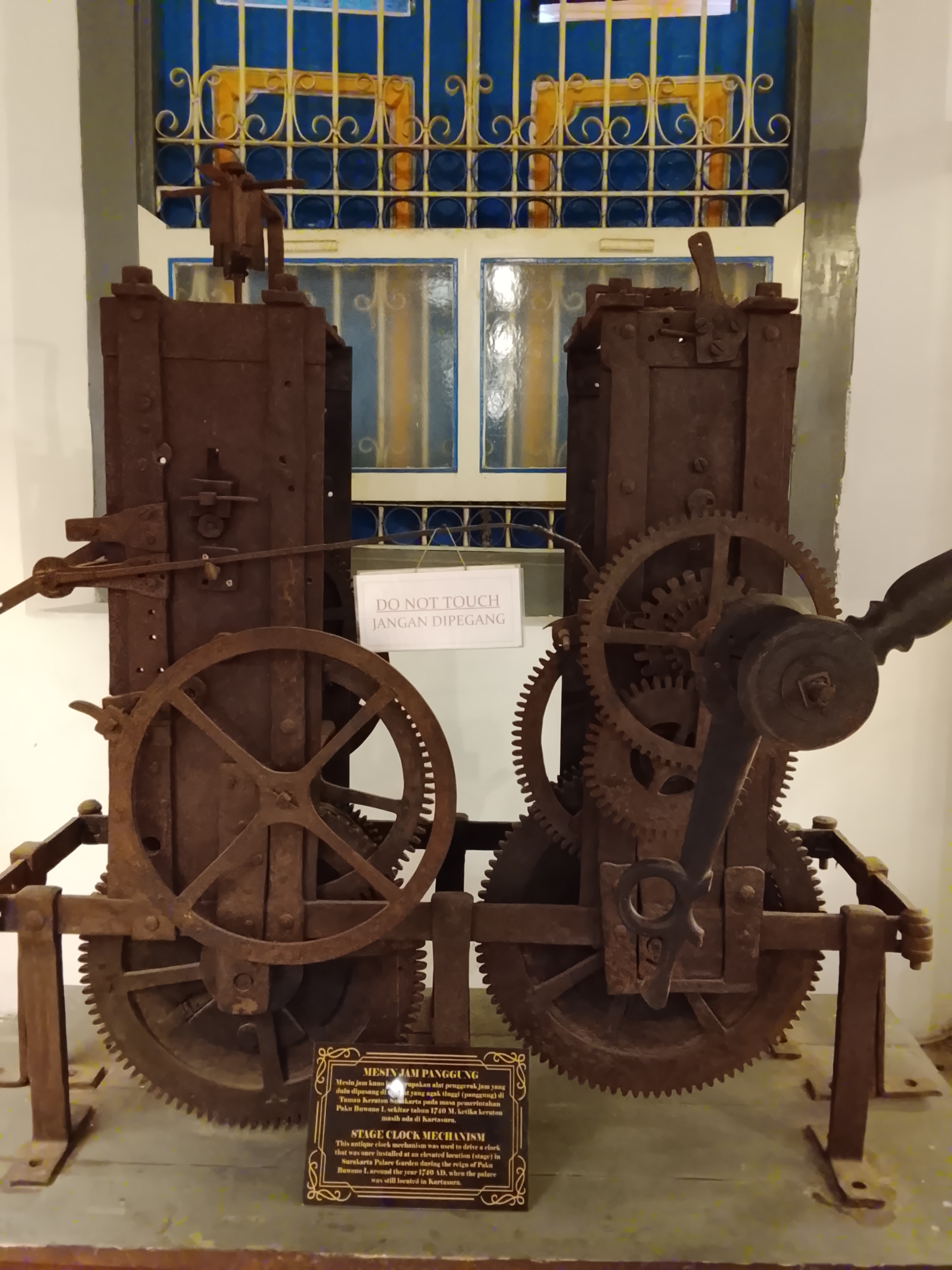 Mesin Jam Panggung warisan Pakubuwono I yang berada di Museum Radya Pustaka.