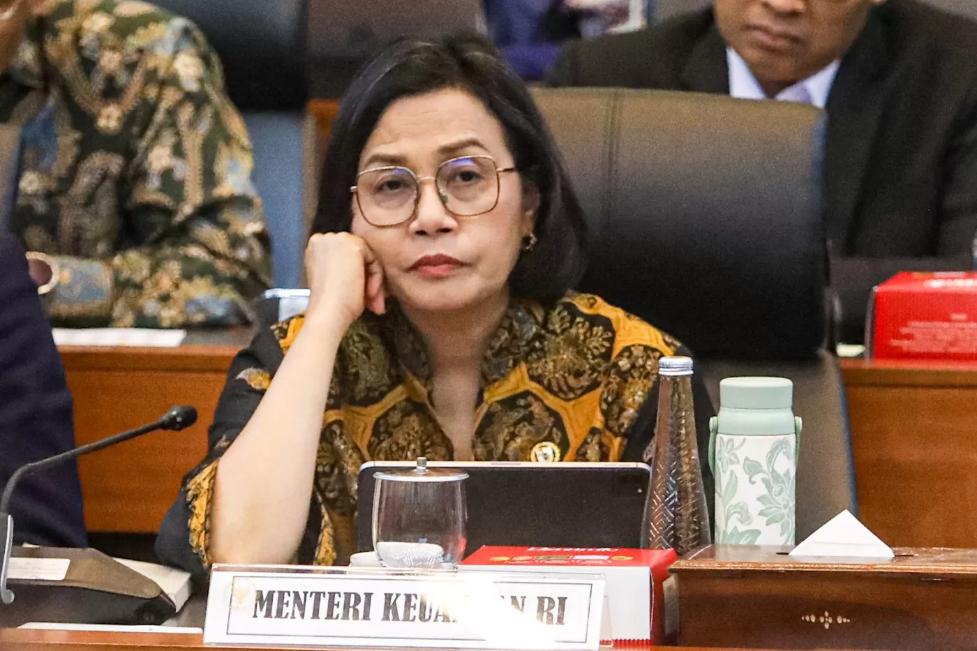 Menteri Keuangan Sri Mulyani Indrawati mengikuti Rapat Kerja bersama Banggar DPR di Kompleks Parlemen, Senayan, Jakarta, Selasa (19/8/2025).