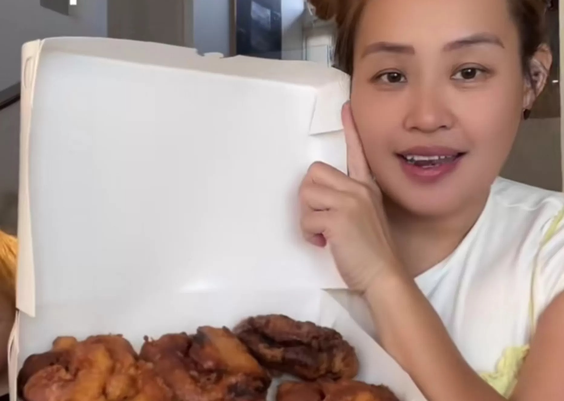 Pinkan Mambo hadir dengan kreasi menu baru berjualan pisang goreng madu.
