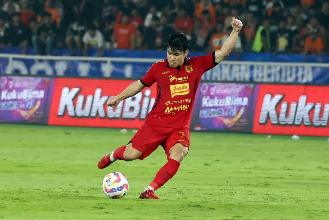 Pemain Persija Jakarta Ryo Matsumura pada pertandingan melawan Persebaya Surabaya di pertandingan Liga 1 2024/2025 di Stadion Utama Gelora Bung Karno, Jakarta, Sabtu (12/4/2025).