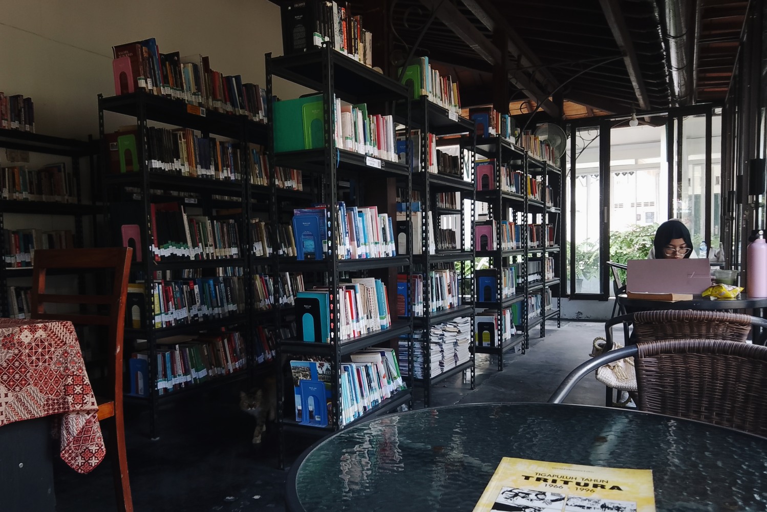 Menikmati hari di Pepustakaan Rumah Budaya Kratonan, Rabu (20/8/2025).