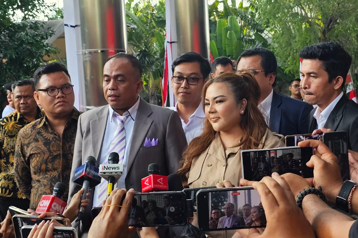Selebgram Lisa Mariana usai menjalani pemeriksaan sebagai saksi kasus dugaan korupsi pengadaan iklan Bank BJB di Gedung Merah Putih KPK, Jakarta, Jumat (22/8/2025).