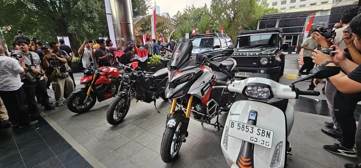 KPK amankan belasan mobil mewah hingga motor dalam Operasi Tangkap Tangan (OTT) yang menyasar Wamenaker Immanuel Ebenezer.