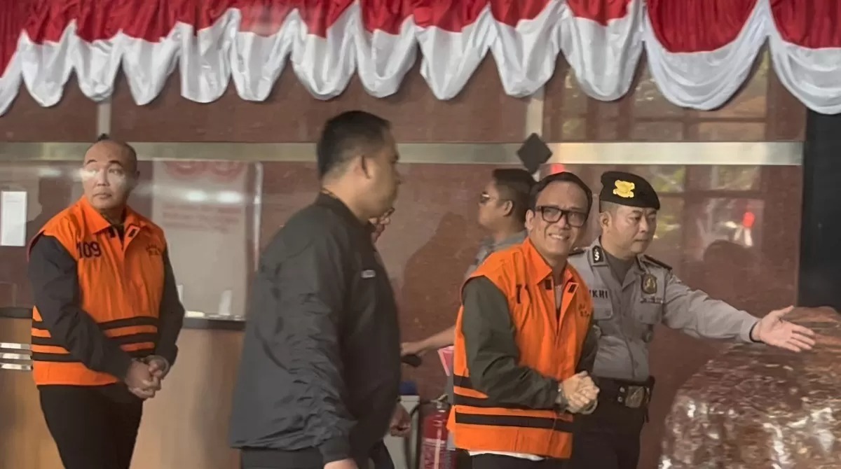 Wamenaker Immanuel Ebenezer alias Noel mengenakan rompi oranye usai terjaring OTT KPK.