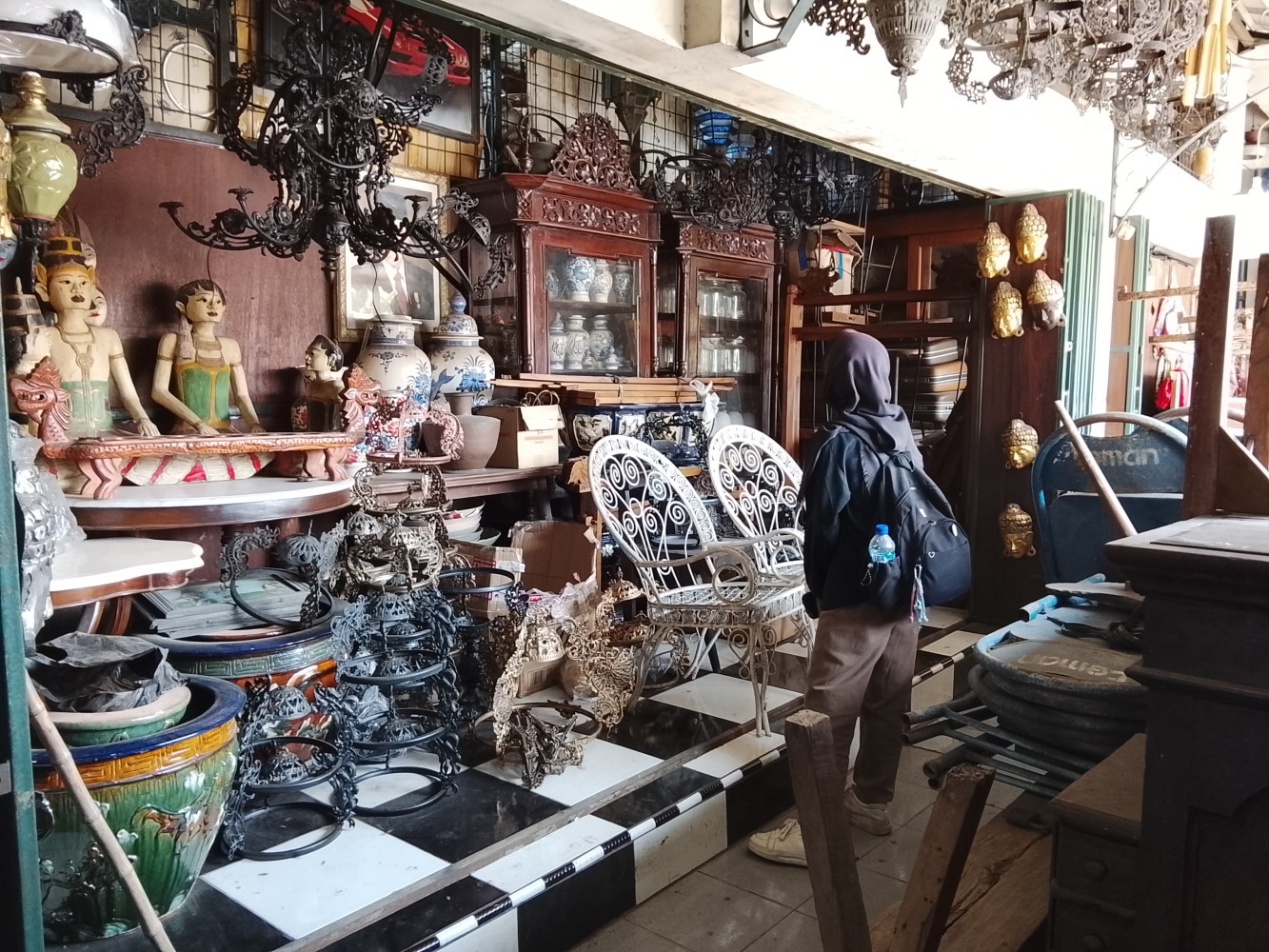 Suasana di Pasar Triwindu Solo.