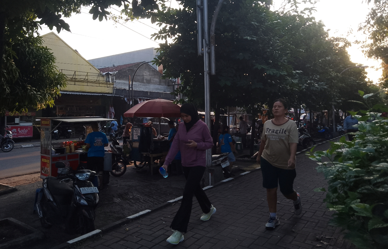 Pengunjung yang sedang jogging di Taman Jayawijaya, Mojosongo, Sabtu (23/8/25).
