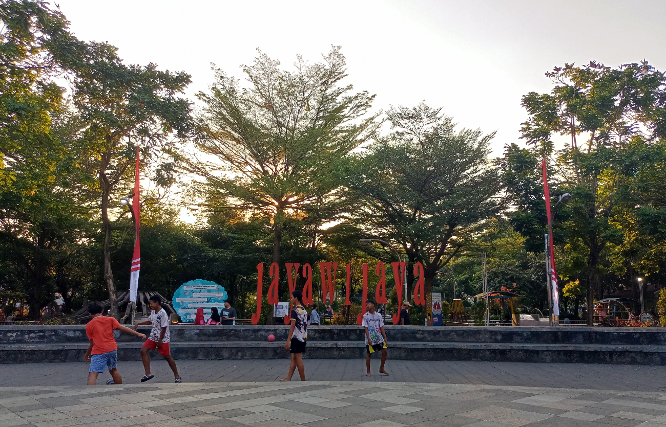 Suasana Taman Jayawijaya, Kelurahan Mojosongo, Kecamatan Jebres saat sore hari, Sabtu (23/08/25).
