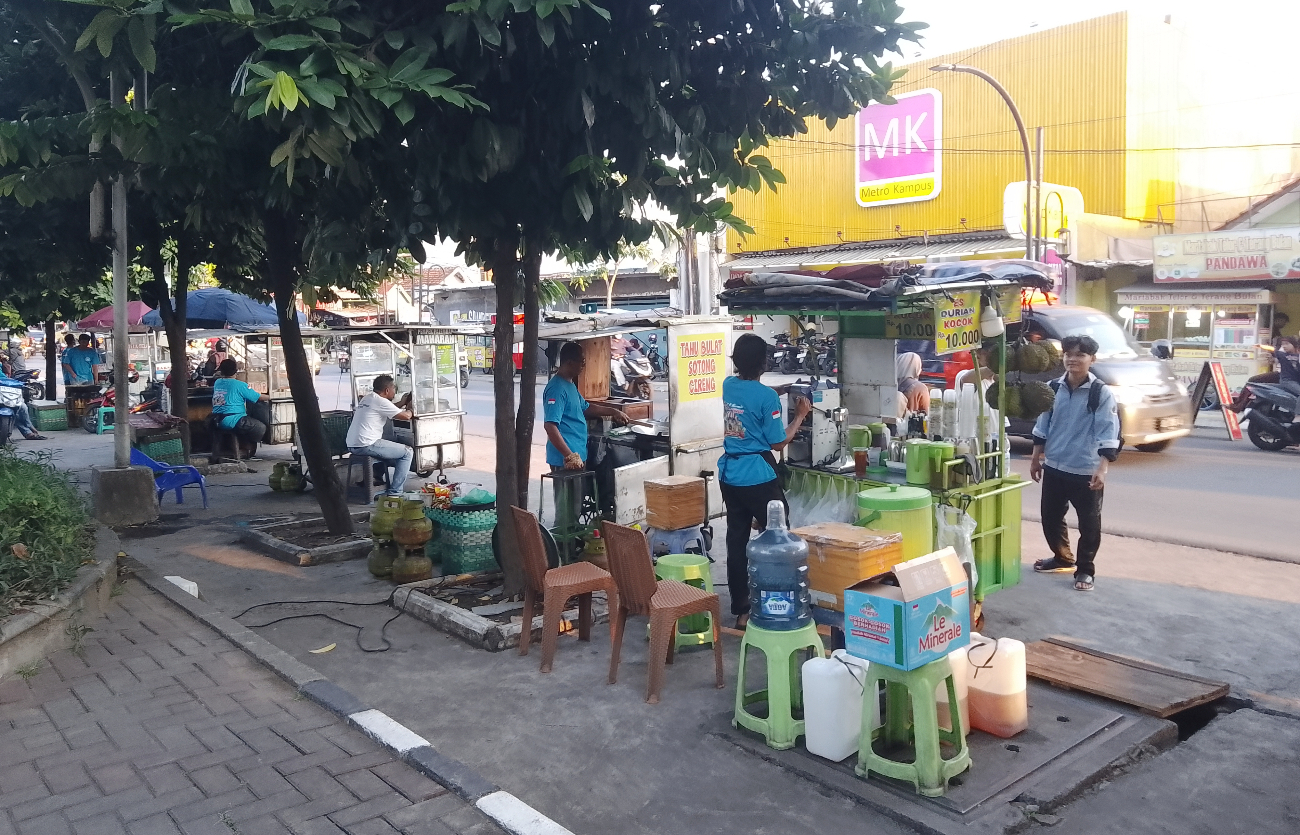 Deretan UMKM ramaikan kawasan Taman Jayawijaya Mojosongo.