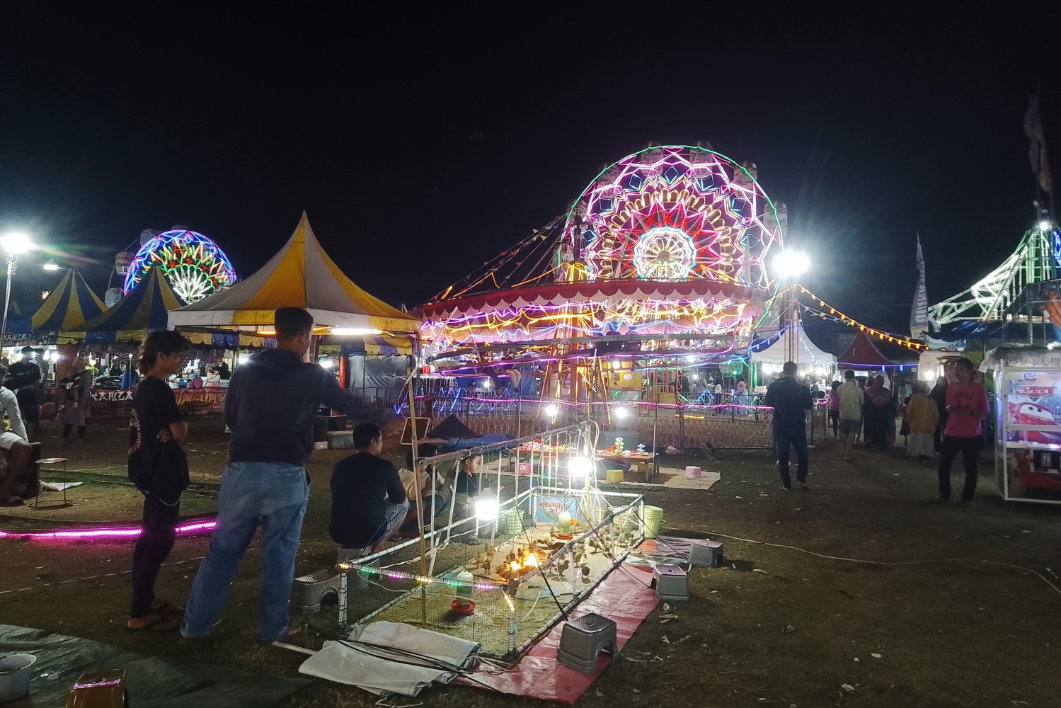 Suasana Pasar Malam di Alun-Alun Kidul (Alkid) Kompleks Keraton Kasunanan Surakarta.