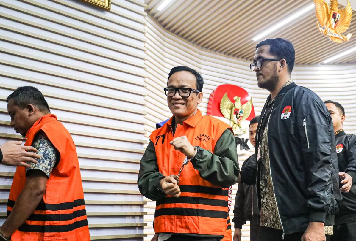 Tersangka kasus korupsi pemerasan sertifikasi K3 yang juga Wamenaker Immanuel Ebenezer atau Noel menuju ruang konferensi pers di Gedung Merah Putih KPK, Jakarta, Jumat (22/8/2025).